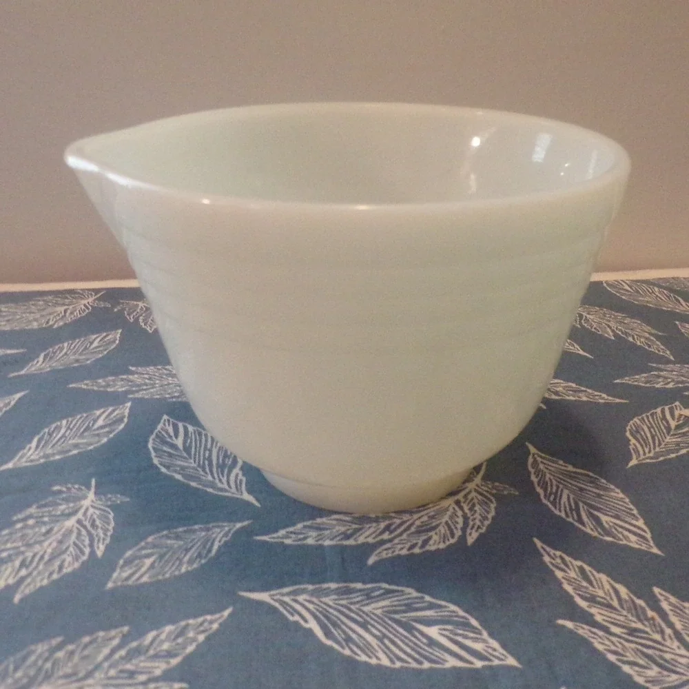 Pyrex Hamilton Beach Mixing Bowl Medium White Good Ribbed Milk Glass Pour Spout